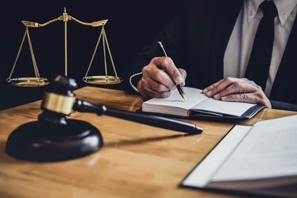 خانم شیما شمس وکیل متخصص در امور ملکی در اصفهان انقلاب